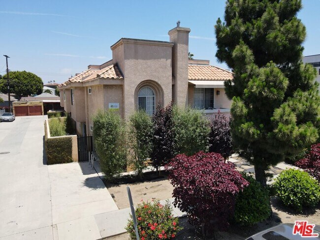 Building Photo - 3822 Bentley Ave
