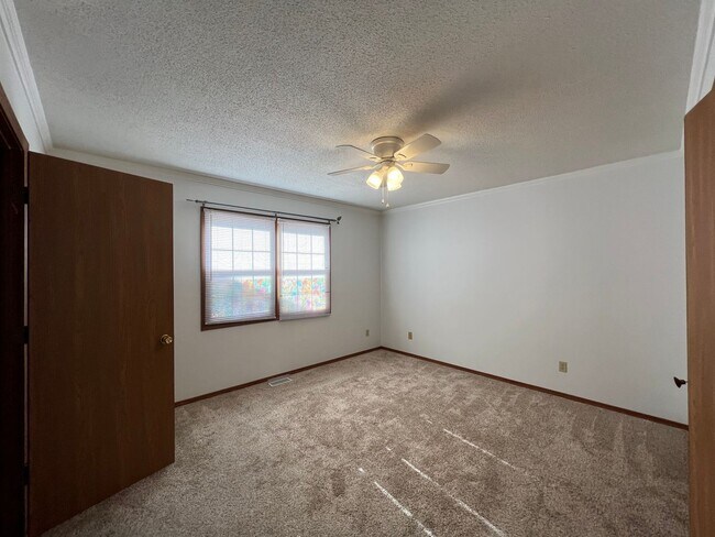 Building Photo - HOLIDAY HILLS AVAILABLE NOW! 2 BEDROOM 2 F...