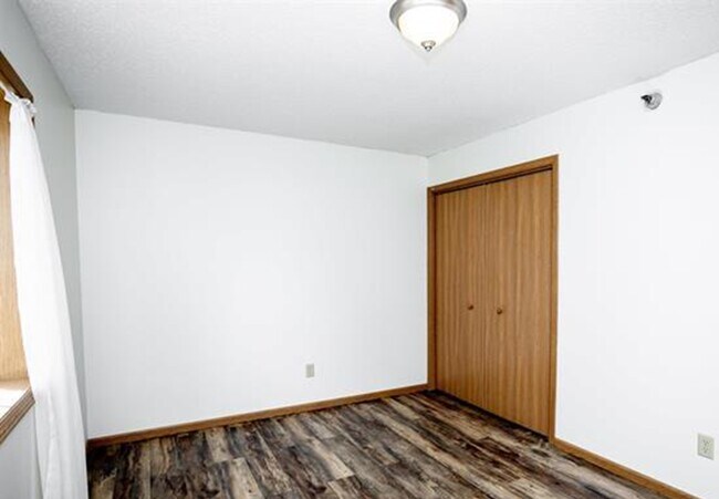 Building Photo - 7430 S Louise Ave