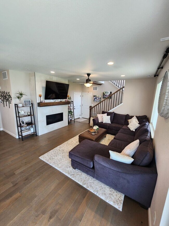 Foto del edificio - Stunning 4-Bed, 3-Bath Home with Modern Up...