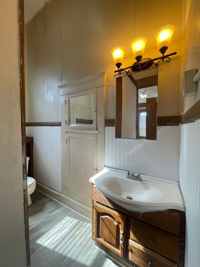 Building Photo - One Bedroom Apartment in Great Downtown Lo...