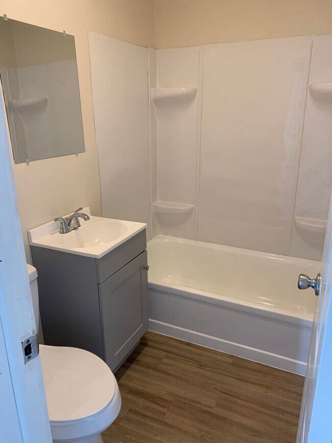 Building Photo - 1116 E Gum St