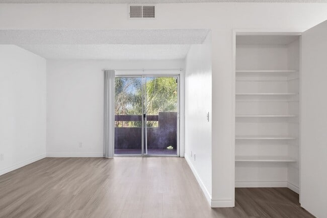 Building Photo - Updated 2BD/2BA Apartment IN SYLMAR