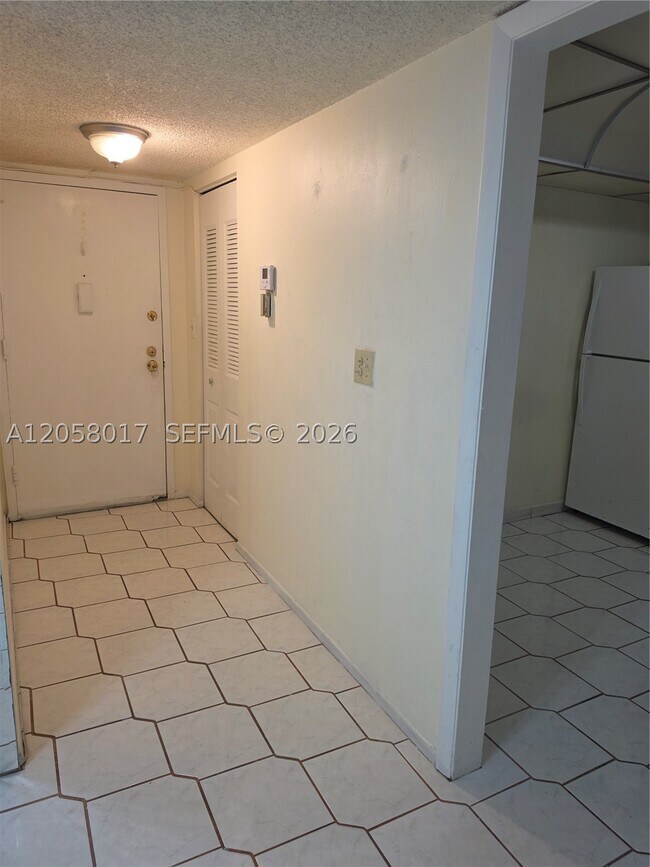 Building Photo - 4158 Inverrary Dr