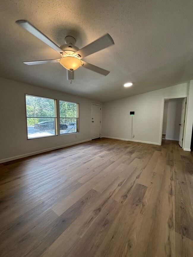 Building Photo - 305 Cascade Dr