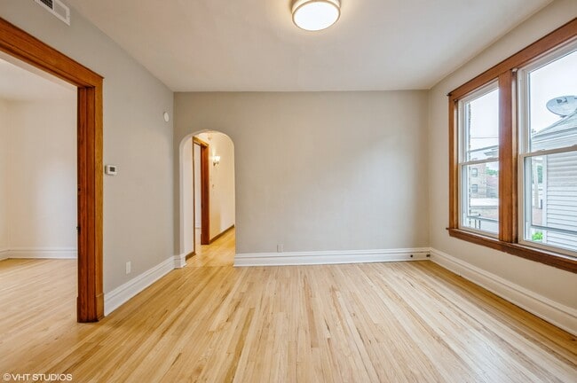 Building Photo - 5138 W Montrose Ave