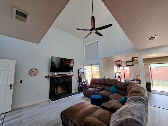 Building Photo - Updated Home with Loads to Offer!