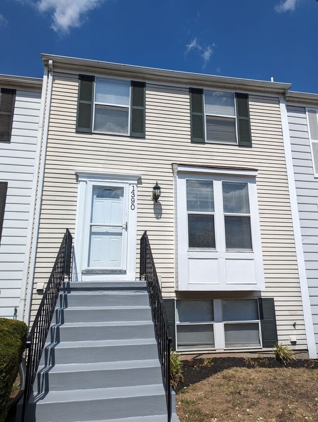 Building Photo - 3 level townhouse in established Frederick neighborhood available now!
