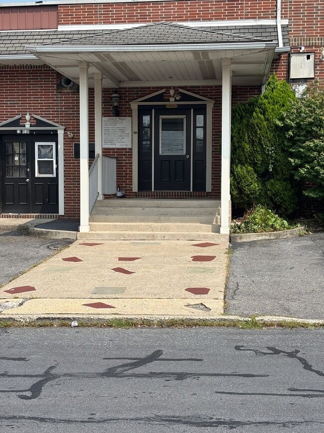 Building Photo - 2027 Willow Park Rd