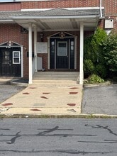 Building Photo - 2027 Willow Park Rd