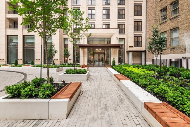 Building Photo - 1518 Rue Sherbrooke O