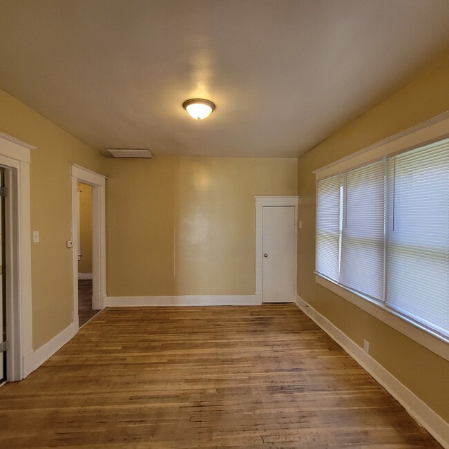 Building Photo - Westside 2 Bedroom