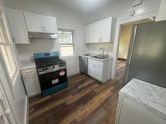 Foto del edificio - Updated 2 Bedroom Home in Moline | Fenced Yard | Central Air | Dishwasher
