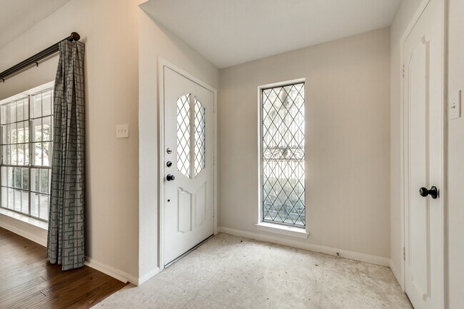 Foto del edificio - Overton Park Duplex!