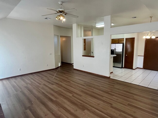 Building Photo - Great 3 Bed, 2 Bath With New Flooring Thro...