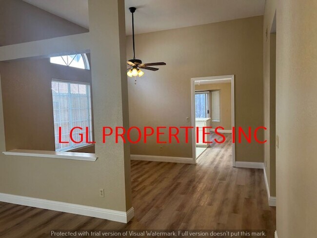 Foto del edificio - Very Nice Roseville 3 Bedroom 2 Bath Home