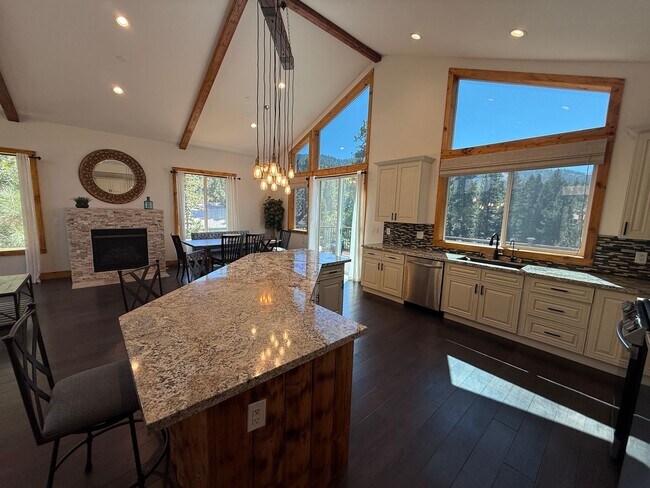 Building Photo - Stunning 4-Bedroom Home with Amazing Views...