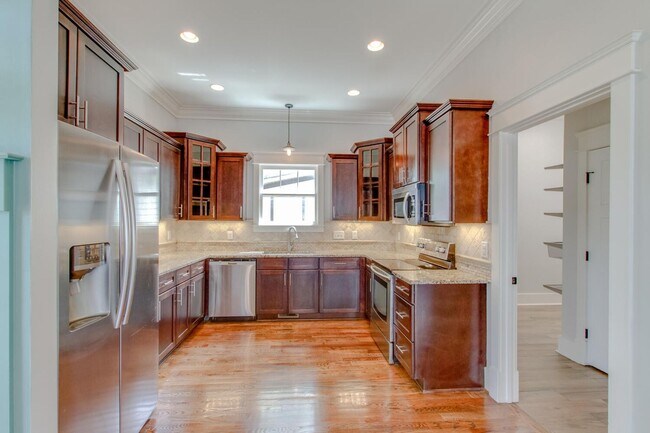 Foto del edificio - Stunning 4 Bedroom / Amazing Location / Fenced in Backyard / Beautiful Covered Front Porch
