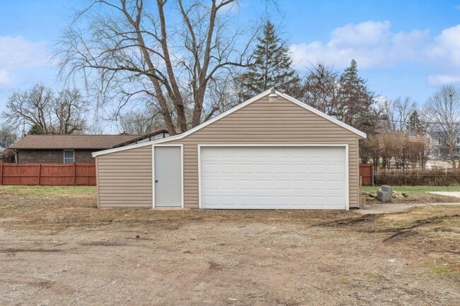 Building Photo - 8450 S Mann Rd