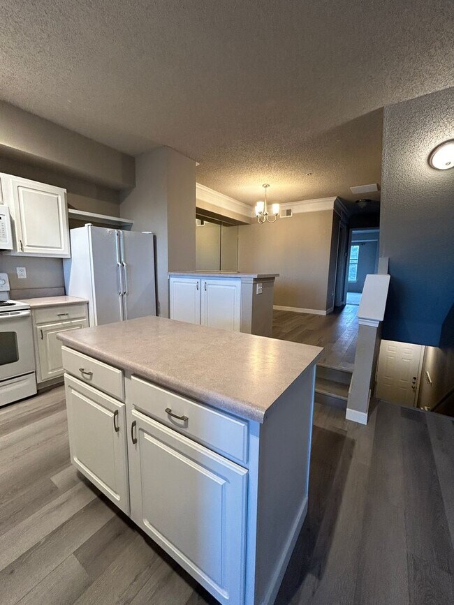 Building Photo - 2Br/2Ba Townhouse with Attached Garage