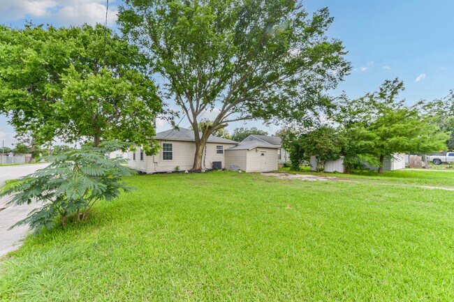 Building Photo - 1302 W 8th St, Freeport, TX 77541