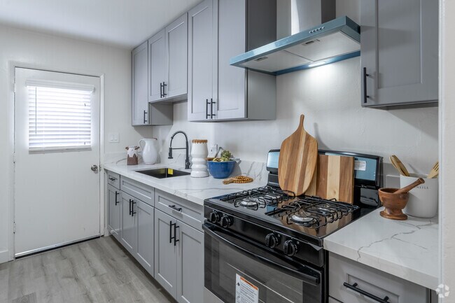 2 habitaciones, 1 baño - 669 pies cuadrados - Cocina - 870-899 S Philadelphia St.