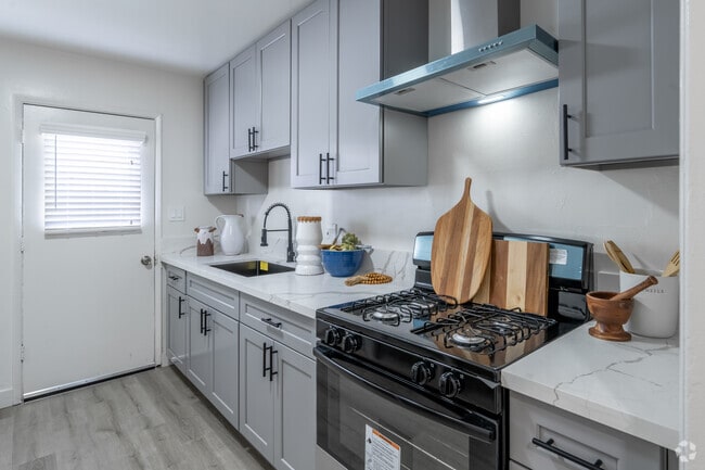 2BR, 1BA - 669SF - Kitchen - 870-899 S Philadelphia St.