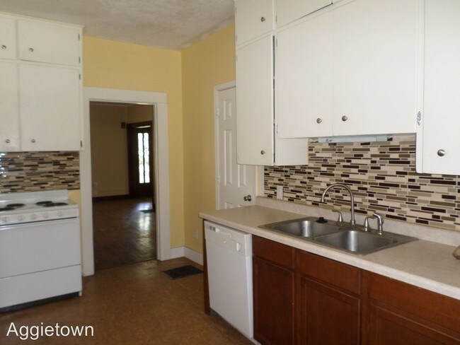Building Photo - 825 Bluemont Ave