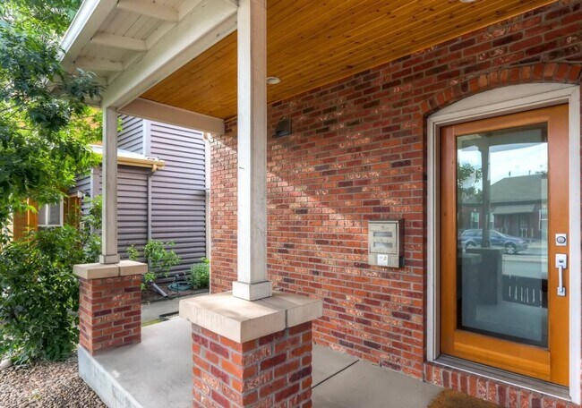 Building Photo - 1 bed 1.5 bath Stand Alone Townhome.  Available For Move-In Anytime Between March 15 - May 1st.