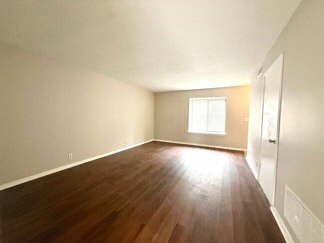 Foto del edificio - 6567 Poplar Woods Cir S