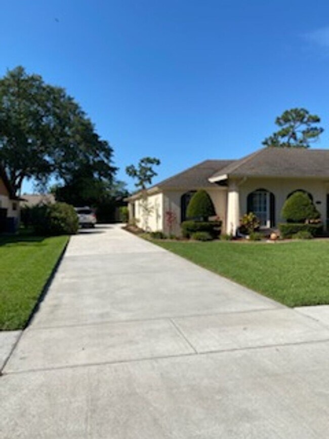 Building Photo - Sprawling 3 bedroom home with all the extr...