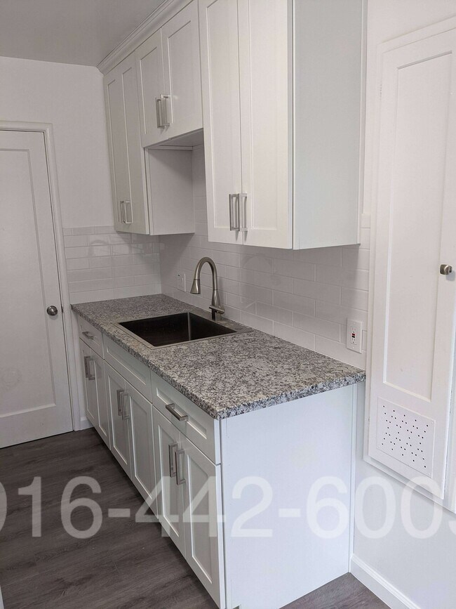 Building Photo - Kenwood Apartments 2426