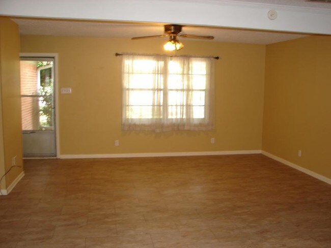 Building Photo - 912 Moorehill Dr