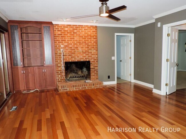 Building Photo - Rare 4br/2.5ba Ranch Find in Cary
