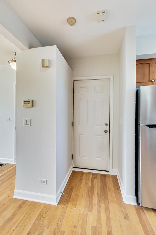 Building Photo - 3414 W Cullom Ave