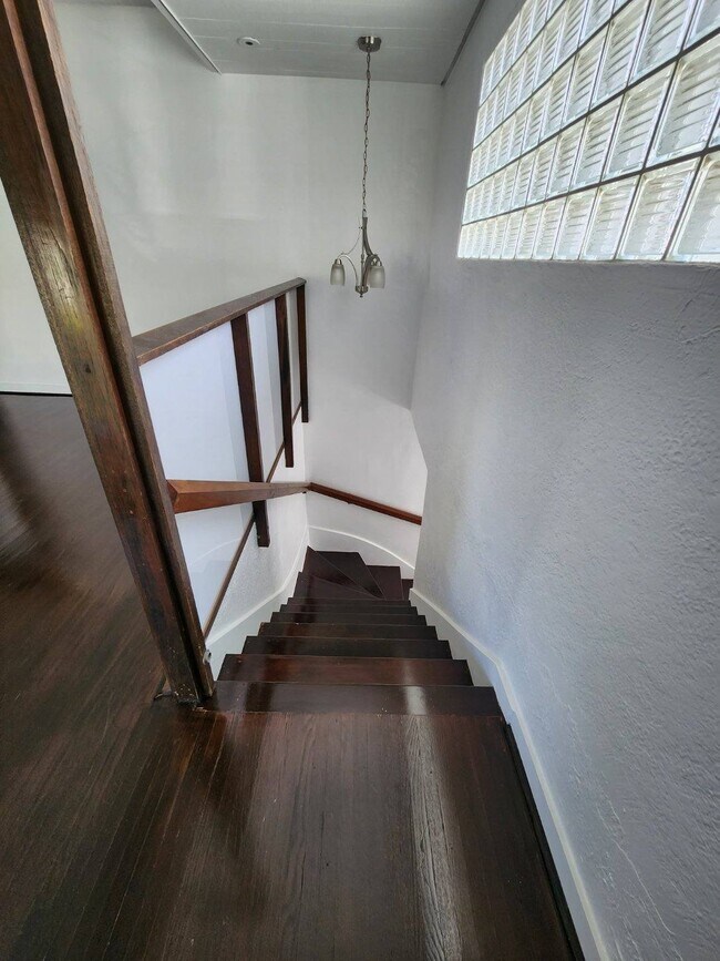 Parte superior de la escalera frontal - 1251 S Sycamore Ave