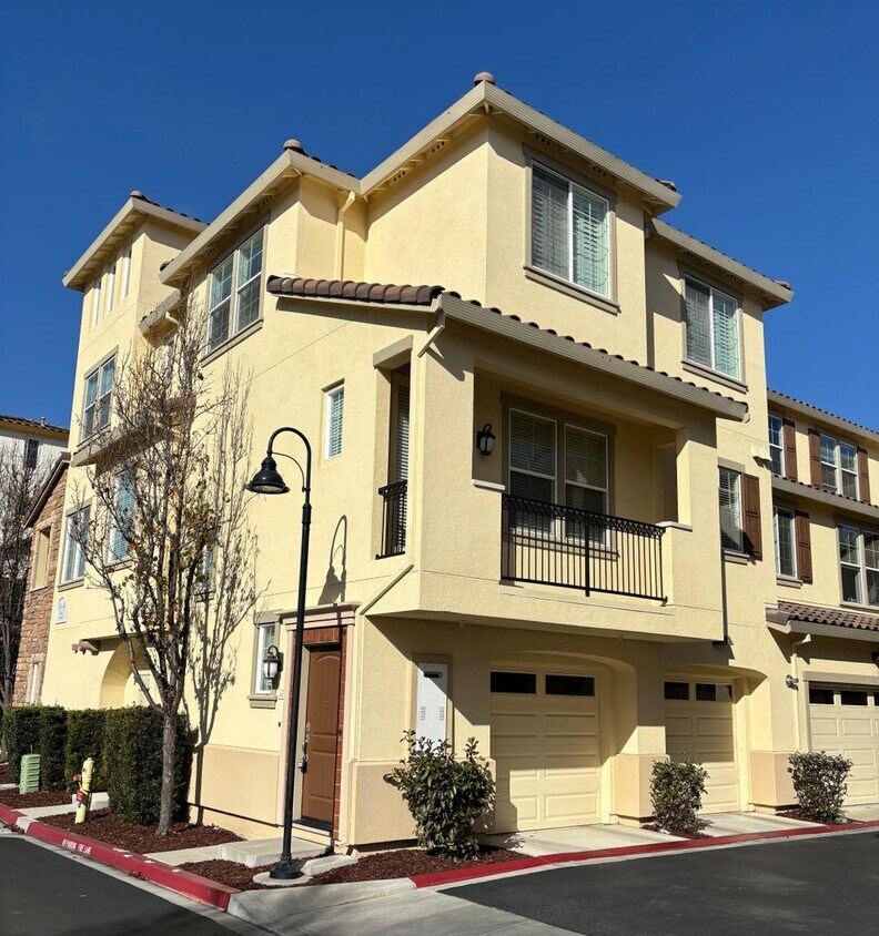 SUNNYVALE - Beautiful end unit townhome wi... - SUNNYVALE - Beautiful end unit townhome wi...