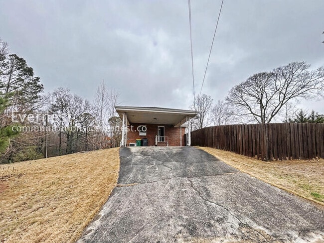 Foto del edificio - 3 Bed, 2 Bath Home with Carport / Pet-Friendly / Coming Soon!