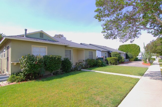 Foto del edificio - Charming Sun-Filled 3BR/2BA Home in Lake Balboa with Large Backyard & Fruit Trees