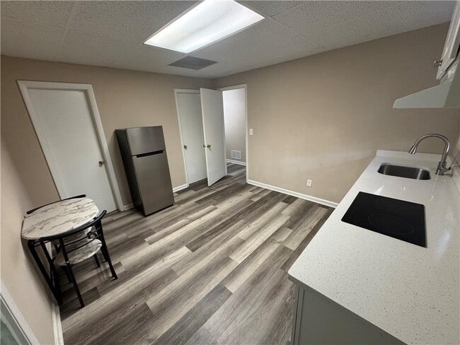 Building Photo - 5971 Robin Hood Ln
