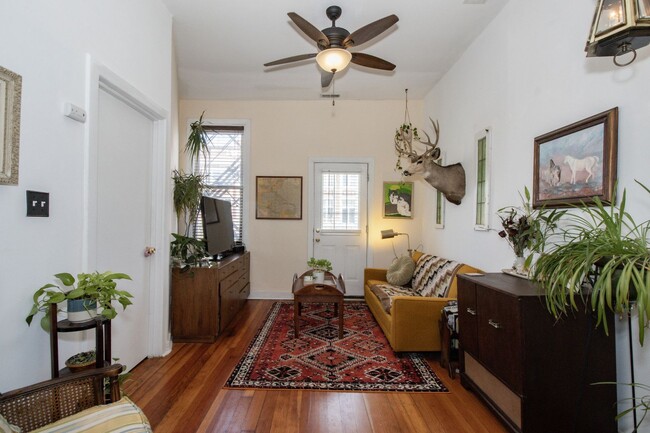 Building Photo - QUAINT 1bed+DEN APARTMENT IN GREAT BUCKTOW...