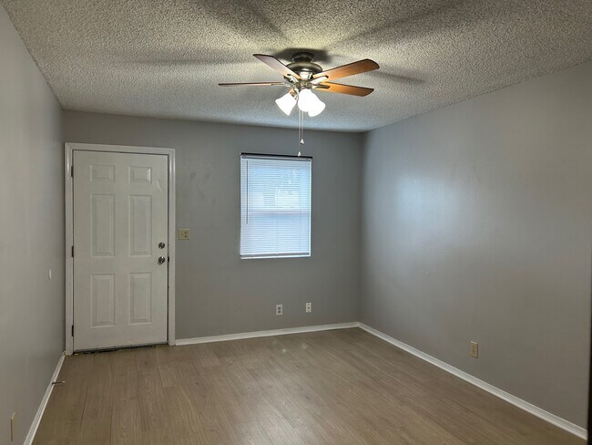 Foto del edificio - 220 Brooke Lynn Dr