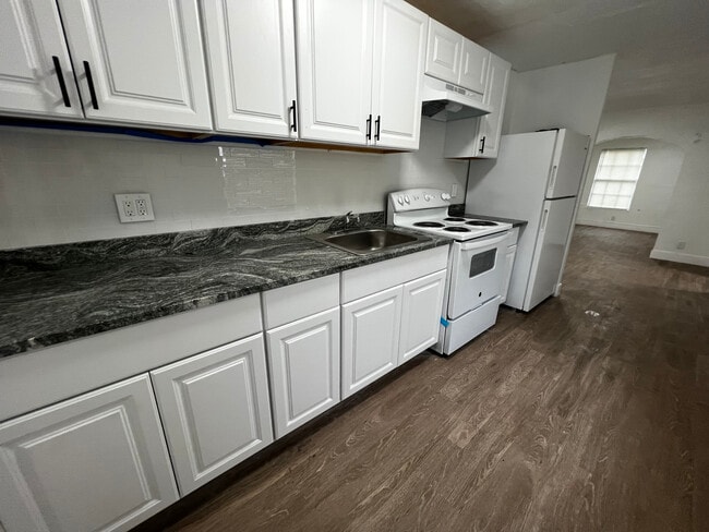 gabinetes nuevos - 101 NW 13th Ave