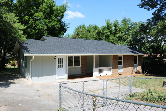 Building Photo - Adorable, Newly Updated Ranch