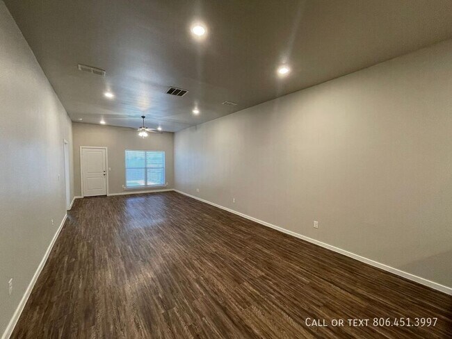 Building Photo - Like new 3/2 Duplex near 19th and Inler