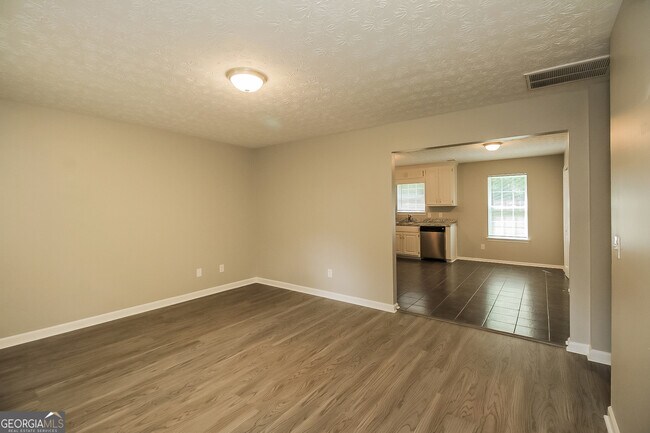 Building Photo - 8303 Lakeview Dr SW