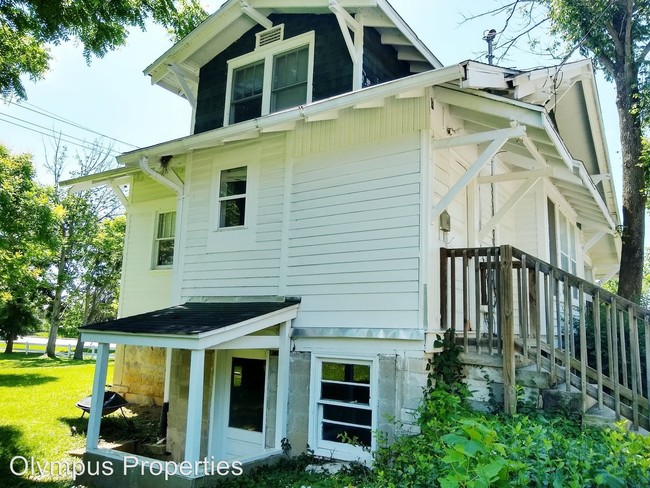 Building Photo - 3 br, 2 bath Room For Rent - 2401 E 3rd St