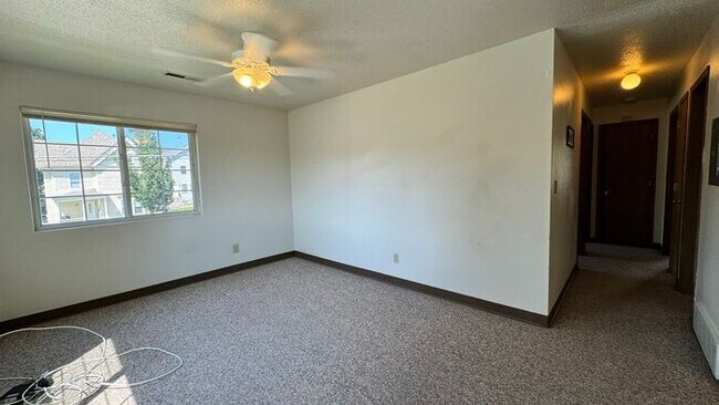 Foto del edificio - $1,350 | 3 Bedroom, 1 Bathroom Apartment |...