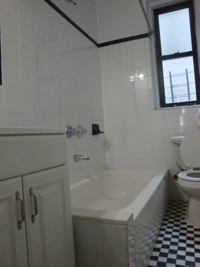 Building Photo - 36 Ellwood St