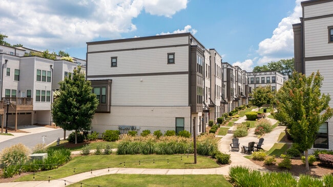 Building Photo - 2110 Holtz Ln